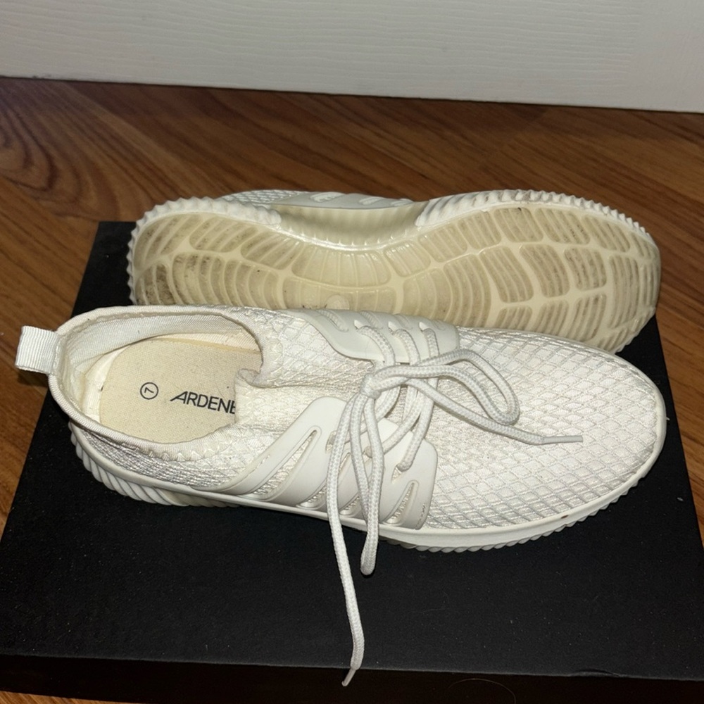 Ardene’s running shoe. Size 7